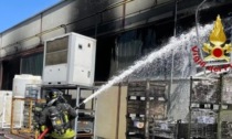 Vasto incendio nella ditta di zincatura a Senago, il sindaco: "Chiudete le finestre"