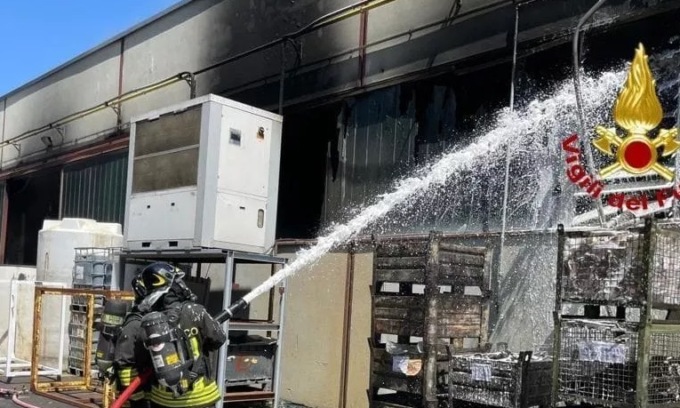 Vasto incendio nella ditta di zincatura a Senago, il sindaco: “Chiudete le finestre”