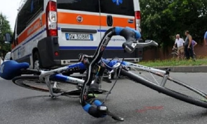 Un’auto travolge una donna in bici e si dà alla fuga: si cerca il pirata