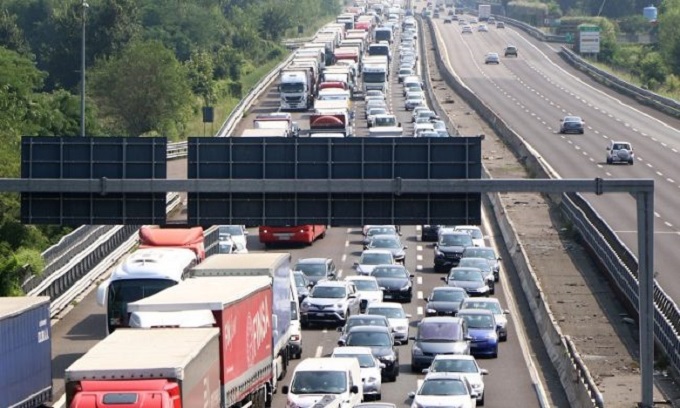 Incidente sulla Tangenziale Ovest: due donne ferite, code e rallentamenti