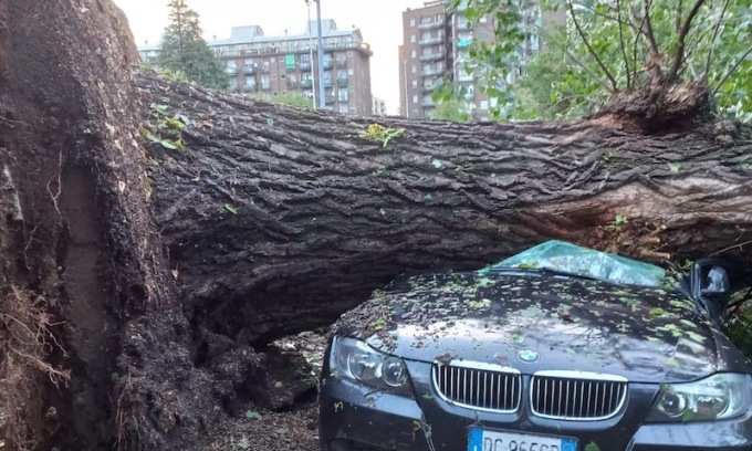 Un violento nubifragio sveglia alle 4 del mattino il sud Ovest Milano: strade chiuse e conta dei danni