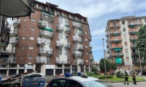Chiusa piazza Libertà a Corsico per il pericolo cadute dai tetti: lavori appena conclusi
