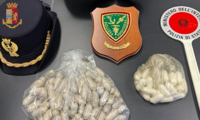 34enne arrestata per spaccio: nascondeva eroina e cocaina nel reggiseno