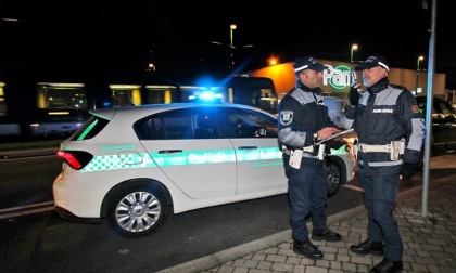 Investe un uomo e si dà alla fuga: rintracciato dalla polizia locale