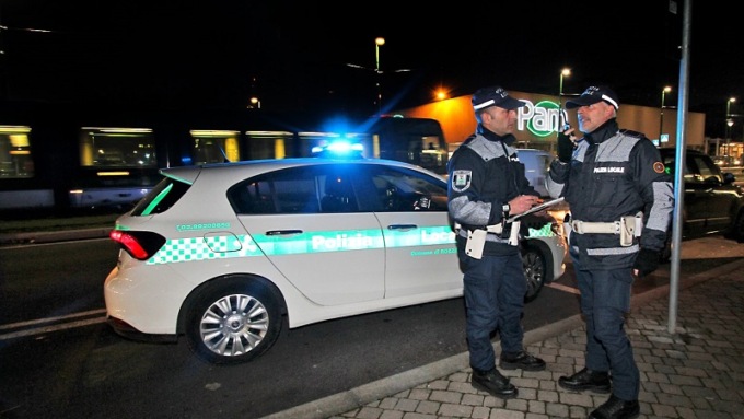 Investe un uomo e si dà alla fuga: rintracciato dalla polizia locale
