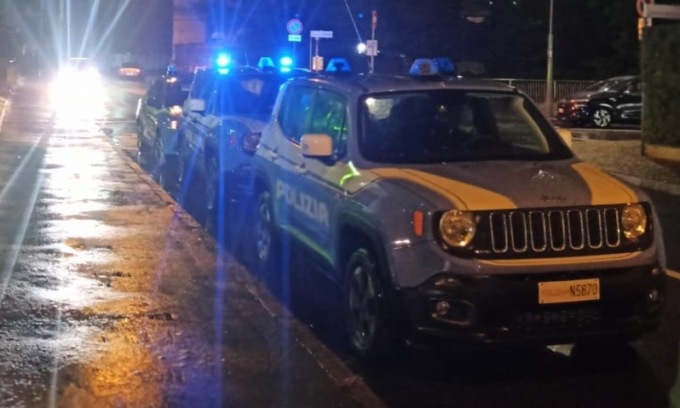 Scontro tra gruppi rivali finisce a colpi di pistola: coinvolti amici del rapper Shiva