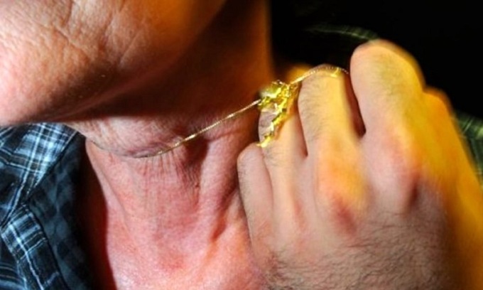 Strappa la collana a un’anziana: arrestato dai carabinieri