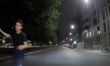 Un ragazzo è inseguito da rapinatori nella notte a Milano: lo salva un tassista