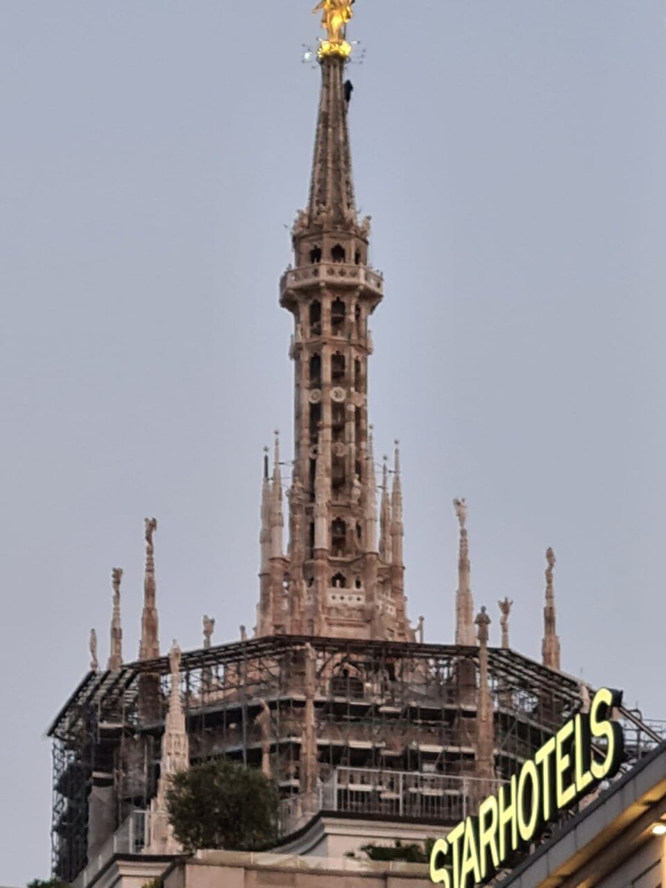 DUOMO, SI ARRAMPICANO SU GUGLIA DELLA MADONNINA (FOTO 3)