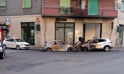Incendio nella notte: due macchine carbonizzate a Corsico