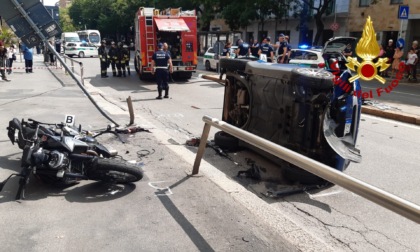 Milano, auto si ribalta finendo contro un palo e questo colpisce un ciclista: è in condizioni serie