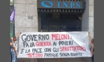 "Basta guerra ai poveri": il sit-in di Potere al Popolo davanti alla sede Inps
