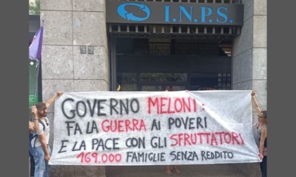 "Basta guerra ai poveri": il sit-in di Potere al Popolo davanti alla sede Inps