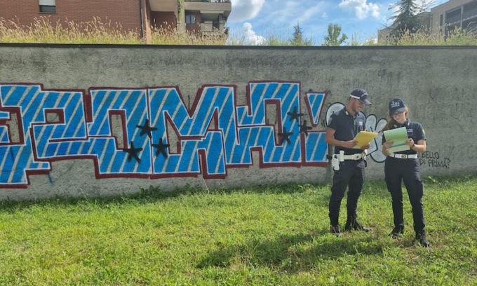 Beccati a imbrattare i muri di un condominio: tre uomini denunciati dalla polizia locale