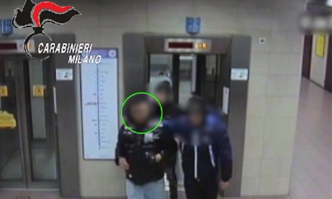 Calci e pugni a un 16enne per derubarlo: 3 arresti