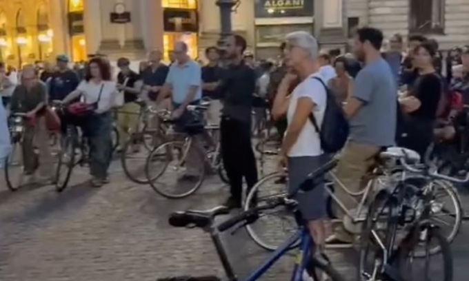 Ciclista investita da un camion, attivisti scesi in strada a manifestare