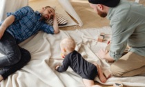 Milano riprende le trascrizioni degli atti di nascita di minori con due papà, ma solo per il genitore biologico
