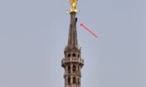 Milano, si arrampicano sul Duomo fino alla Madonnina: denunciati