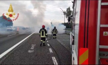 Auto in fiamme in A7: chiusa l'autostrada per il troppo fumo