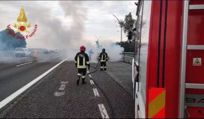 Auto in fiamme in A7: chiusa l’autostrada per il troppo fumo