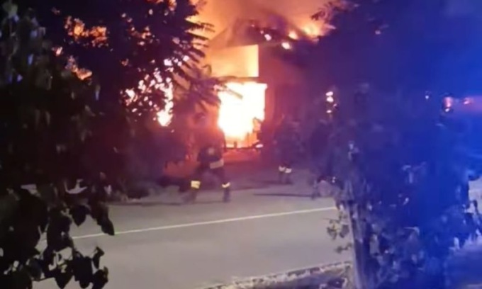 Bruciano diverse balle di fieno in campagna: attimi di paura ad Assago