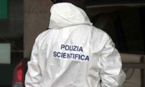 Uccide la madre a coltellate e poi si toglie la vita lanciandosi dal quinto piano