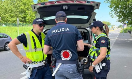 Operazione sicurezza a Rozzano: 110 persone controllate, 10mila euro di sanzioni ai negozi non in regola