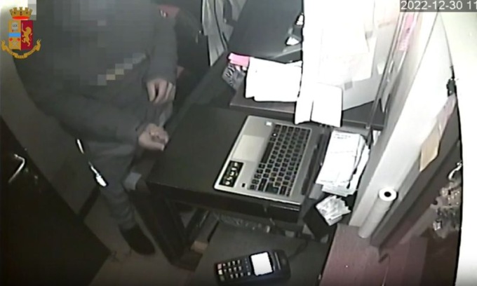 Milano, rapinavano le sale slot legando i dipendenti: arrestati