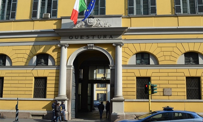 Dà fuoco a un bar di piazza De Angeli e poi va in Questura: gli agenti lo riconoscono