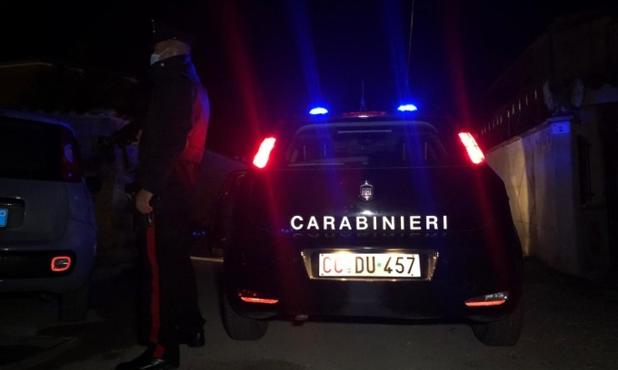 Vanno al ristorante e lasciano la bimba di 8 mesi in auto: genitori denunciati