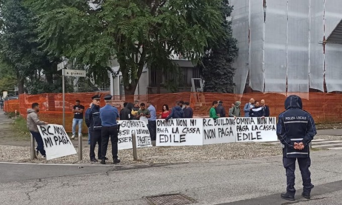 Sale la protesta dei lavoratori al quartiere Tessera: “Vogliamo straordinari e contributi”