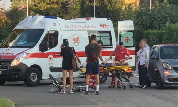 Ciclista investita mentre attraversa la strada: portata via in codice giallo