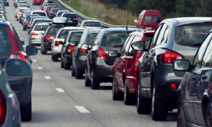 Incidente tra auto e moto sulla tangenziale ovest: ferito un 26enne, code e rallentamenti