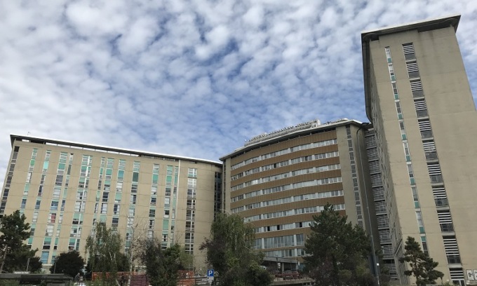 Detenuto evade dall’ospedale lanciandosi dalla finestra: l’agente lo insegue ma cade, ora è gravissimo