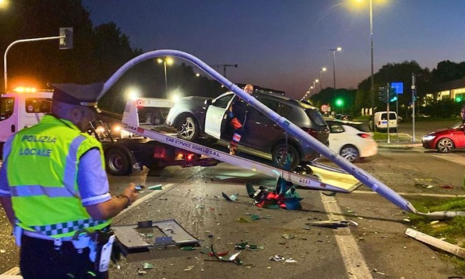 Incidente lungo il controviale della Nuova Vigevanese: due feriti e traffico difficoltoso dopo l’abbattimento del semaforo