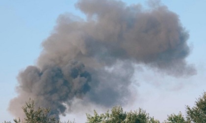 Intenso odore di bruciato invade Buccinasco nel weekend a causa del rogo in cascina