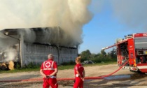 Grosso incendio devasta il fienile di una cascina a Buccinasco: operazioni in corso