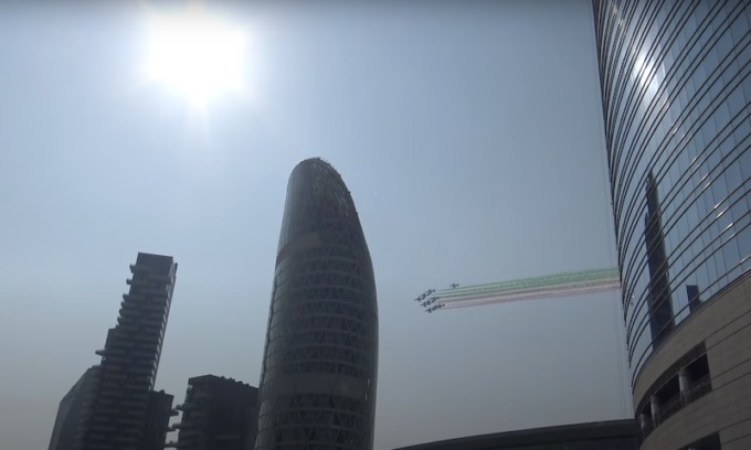 Lo spettacolo delle Frecce Tricolori stamattina a Milano: il video