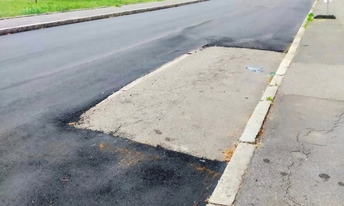 Asfaltatura “creativa” a Milano: auto posteggiata durante i lavori, ecco il lavoro finito…