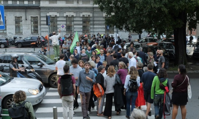 Anche Giovanni Storti alla protesta dei ciclisti a Milano:”Basta morti, subito città a 30 all’ora”: