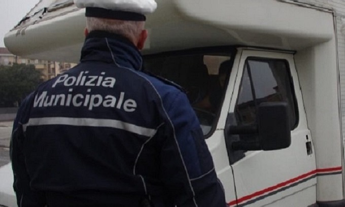 Occupavano un camper in strada: due irregolari denunciati dalla polizia locale di Corsico