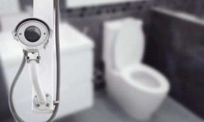 Dipendente comunale installa una telecamera nel bagno delle donne: sospeso dal lavoro