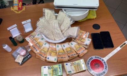 Nel centro massaggi in Darsena nascondeva droga e 50mila euro in contanti: arrestato pusher 50enne