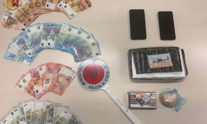 Nascondeva un chilo di droga nello scooter (rubato): arrestato pusher di 22 anni