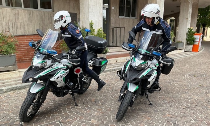 Polizia locale in moto blocca tre minorenni: avevano rubato un’auto in carsharing