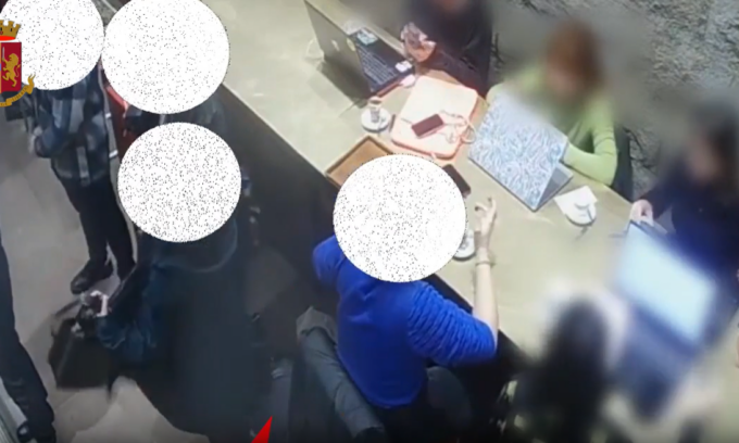 Beccata banda che rubava borse nei bar del centro a Milano