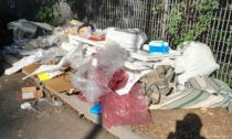 Si affida ad uno "svuota cantine" improvvisato che abbandona i rifiuti in strada: sanzionato cittadino