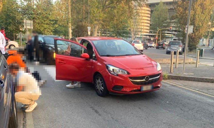 Due ragazzini in monopattino investiti da un’auto in zona san Siro