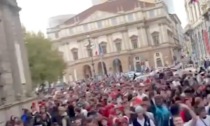 Centinaia di ragazzi in Duomo per prendere la maglia del trapper Shiva