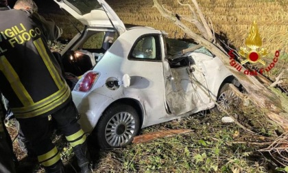 Tragedia a Gaggiano, sbanda con la sua auto e sbatte contro un albero: muore 46enne